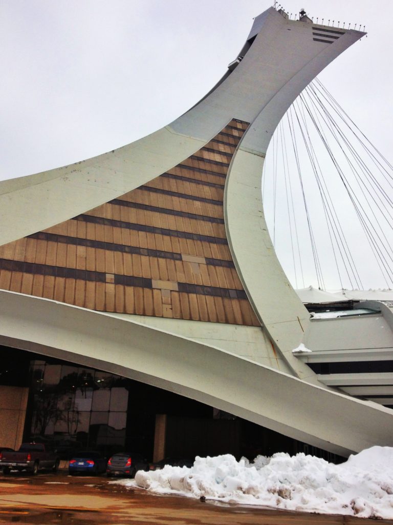 Olympic Tower de Montreal en invierno
